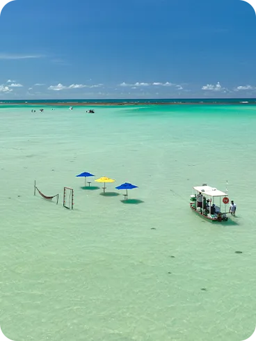 Praia de Xaréu é mar raso, guarda-sol na água e férias no melhor resort Praia
