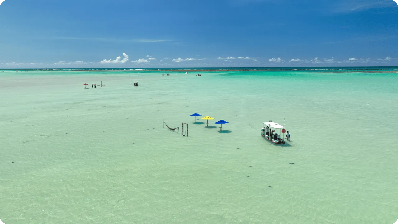 Praia de Xaréu é mar raso, guarda-sol na água e férias no melhor resort Praia
