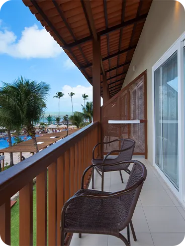 varanda do apartamento superior Varanda da acomodação superior, com duas cadeiras e vista para a piscina.