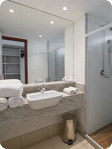 banheiro do apartamento superior Banheiro da acomodação Superior, com área de banho e chuveiro com regulação para temperatura, pia, toalhas, secador de cabelo e amenities O Boticário.