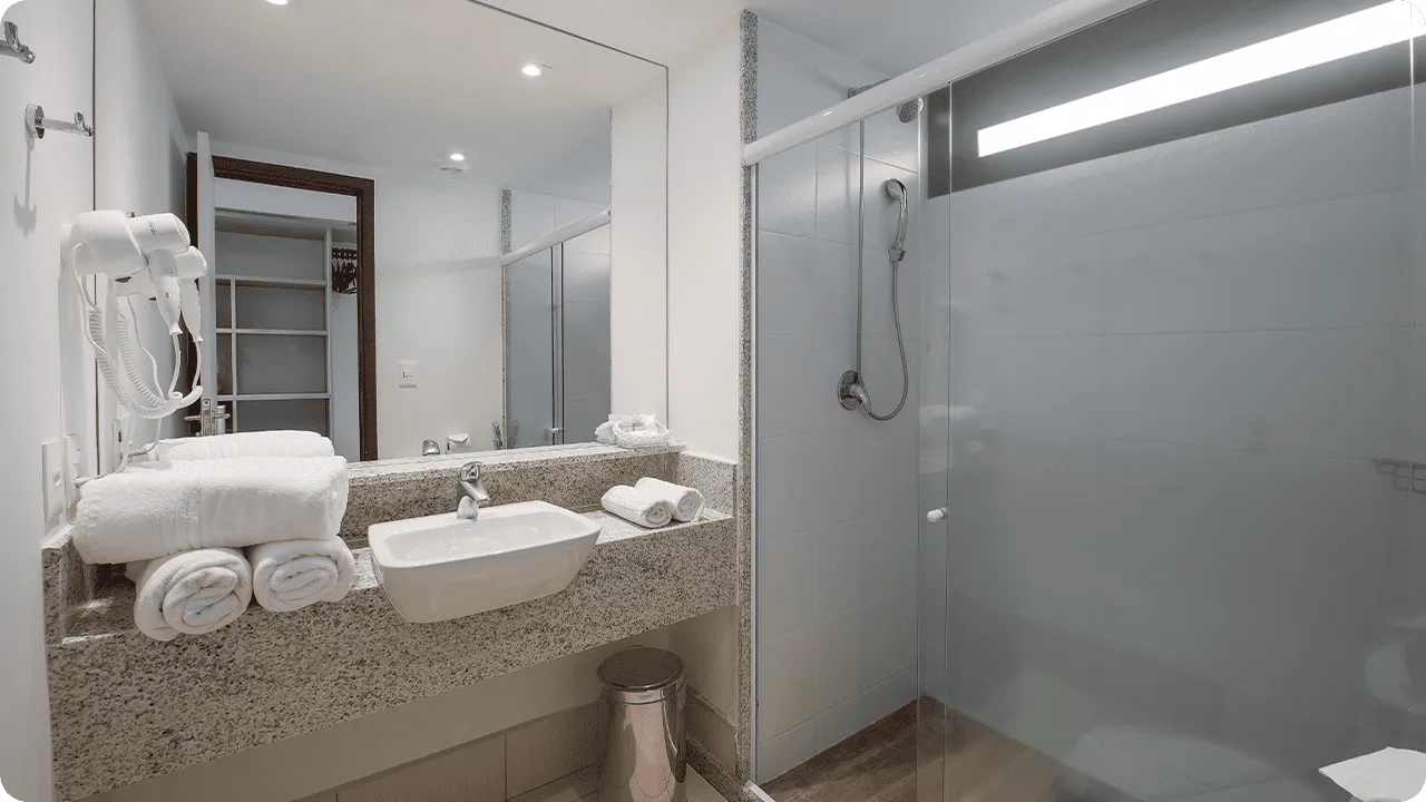 banheiro do apartamento superior Banheiro da acomodação Superior, com área de banho e chuveiro com regulação para temperatura, pia, toalhas, secador de cabelo e amenities O Boticário.