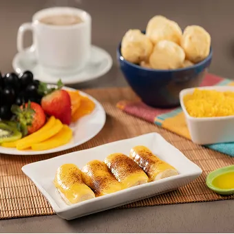 Café da manhã all inclusive no Salinas Maceió Mesa com pães, frios, queijos, bolos, sucos e café no restaurante do Salinas Maceió All Inclusive Resort
