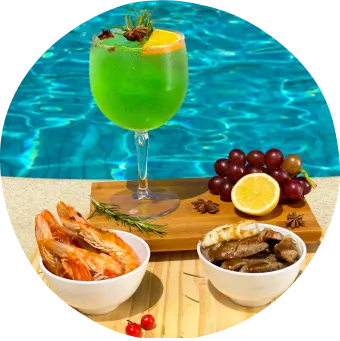 No melhor resort na praia tem sabor tropical, piscina azul Almoço leve e petiscos com camarões, carne grelhada, frutas e drink tropical à beira da piscina.