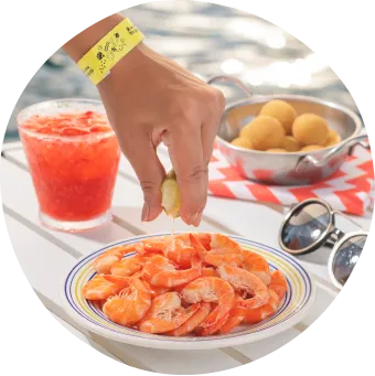 Melhor resort pra família no paraíso com melhores comidas Petiscos tropicais com camarões, bolinhos fritos, drinks coloridos e limão espremido à beira da piscina.