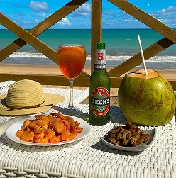 All Inclusive à beira-mar Mesa à beira da praia com camarões, petiscos, cerveja Beck's, coco gelado e drink colorido com vista para o mar