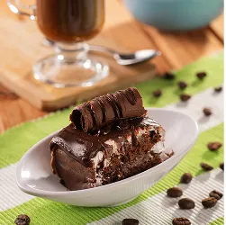 All Inclusive com café e sobremesa Taça de café com chantilly ao lado de bolo de chocolate e tigela de frutas