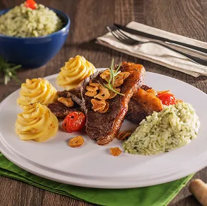 All Inclusive com vinho e prato especial Prato com carne grelhada, arroz verde, purê de batata e taça de vinho tinto