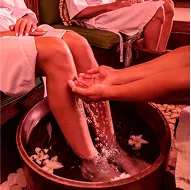 Banho de pés relaxante no spa Salinas Maceió Banho de pés relaxante com flores no spa Salinas Maceió