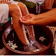Relaxamento e cuidado Ritual de imersão para os pés no spa Salinas Maragogi
