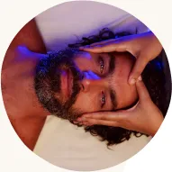 Massagem facial relaxante Massagem facial sendo realizada em cliente no spa Salinas Maragogi