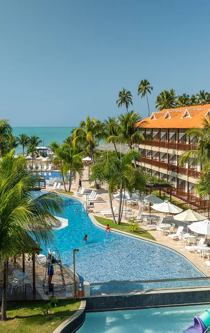 perguntas frequentes salinas maceió Vista aérea da estrutura do Salinas Maceió All inclusive Resort à beira-mar da praia de Ipioca, com piscinas, pontos de consumo, áreas de lazer e acomodações.