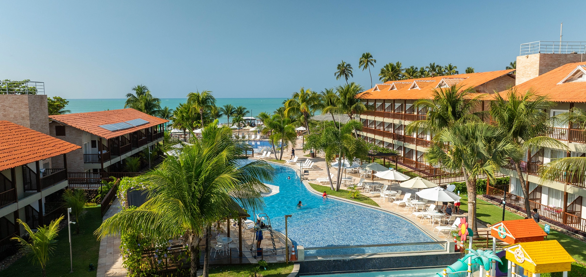 perguntas frequentes salinas maceió Vista aérea da estrutura do Salinas Maceió All inclusive Resort à beira-mar da praia de Ipioca, com piscinas, pontos de consumo, áreas de lazer e acomodações.