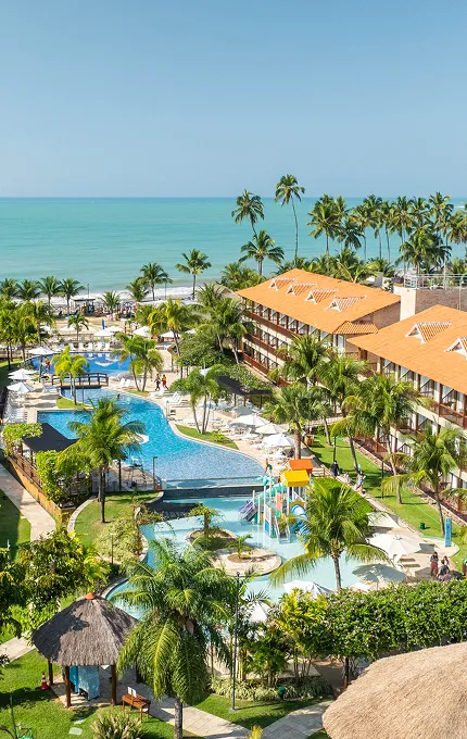 Salinas Maceió All Inclusive Resort Vista aérea do resort Salinas Maceió com a praia ao fundo, piscinas e estrutura do hotel.