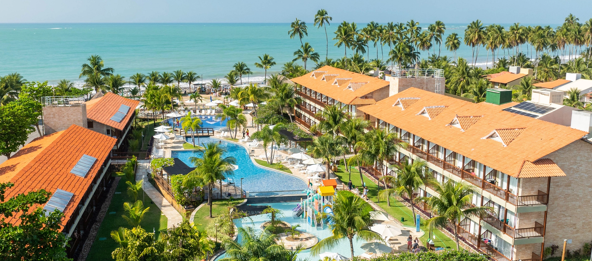 Salinas Maceió All Inclusive Resort Vista aérea do resort Salinas Maceió com a praia ao fundo, piscinas e estrutura do hotel.