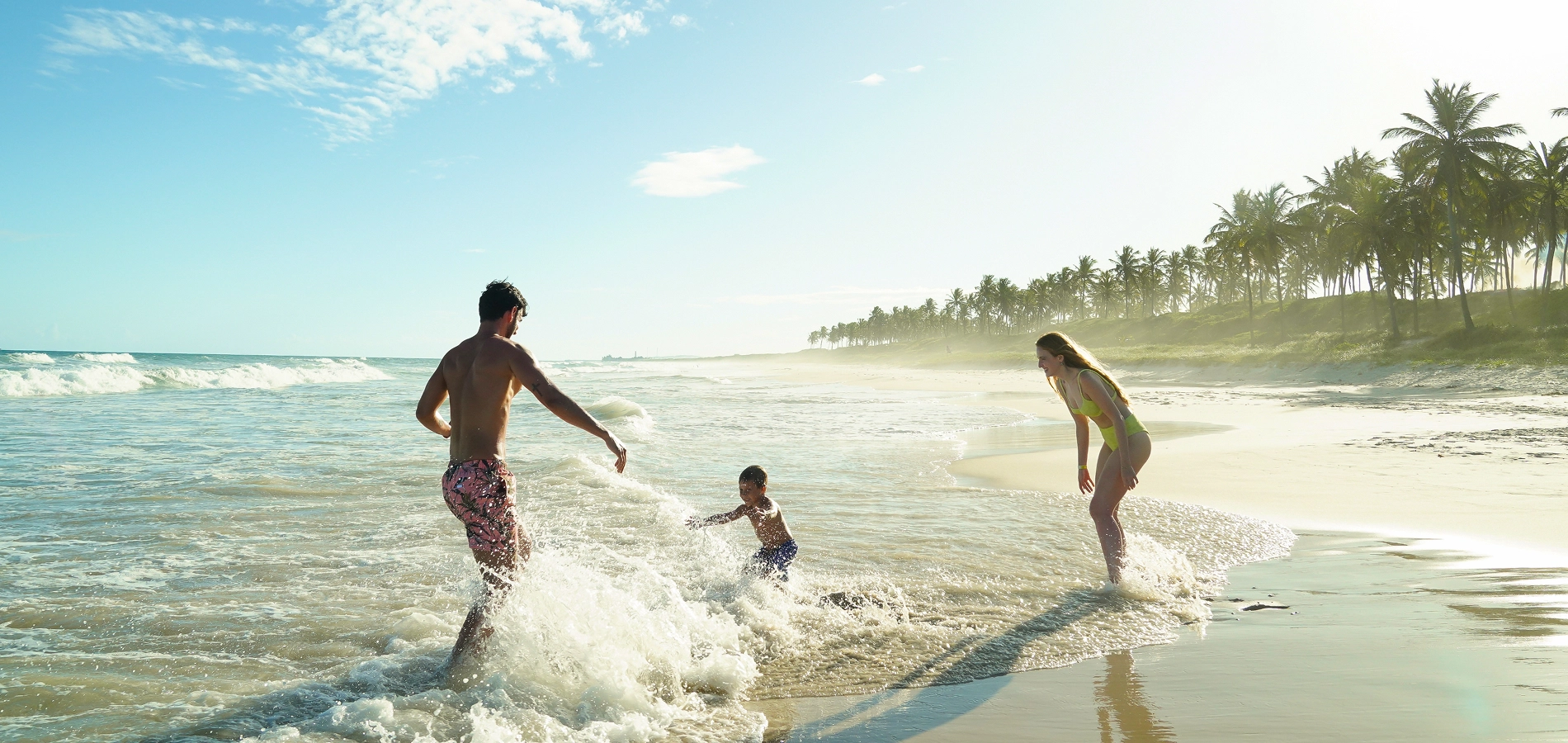 promocoes salinas maceió Família feliz brincado nas ondas do mar na Praia do Francês, um dos destinos próximos ao Salinas Maceió, em dia ensolarado.