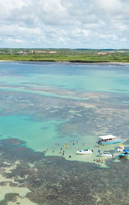 Tábua de marés Maceió Vista aérea das piscinas naturais de Maceió com águas rasas, recifes de corais e embarcações turísticas