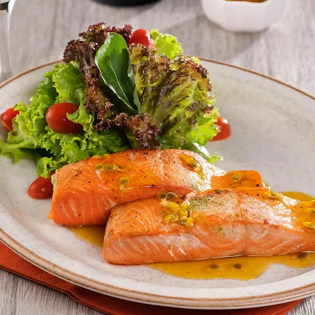 Refeição deliciosa no melhor resort All Inclusive Prato de salmão acompanhado de salada e espumante como parte da oferta do resort all inclusive