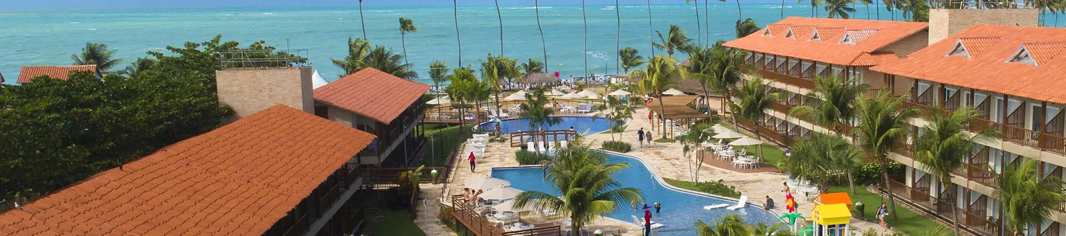 Resort Salinas Maceió Vista aérea do resort Salinas Maceió com piscinas, jardins e o mar ao fundo