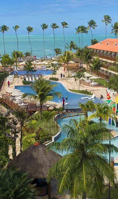 Resort Salinas Maceió Vista aérea do resort Salinas Maceió com piscinas, jardins e o mar ao fundo