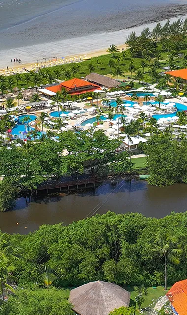 Resort Salinas Maragogi Vista aérea do resort Salinas Maragogi com piscinas, quadras esportivas e praia ao fundo