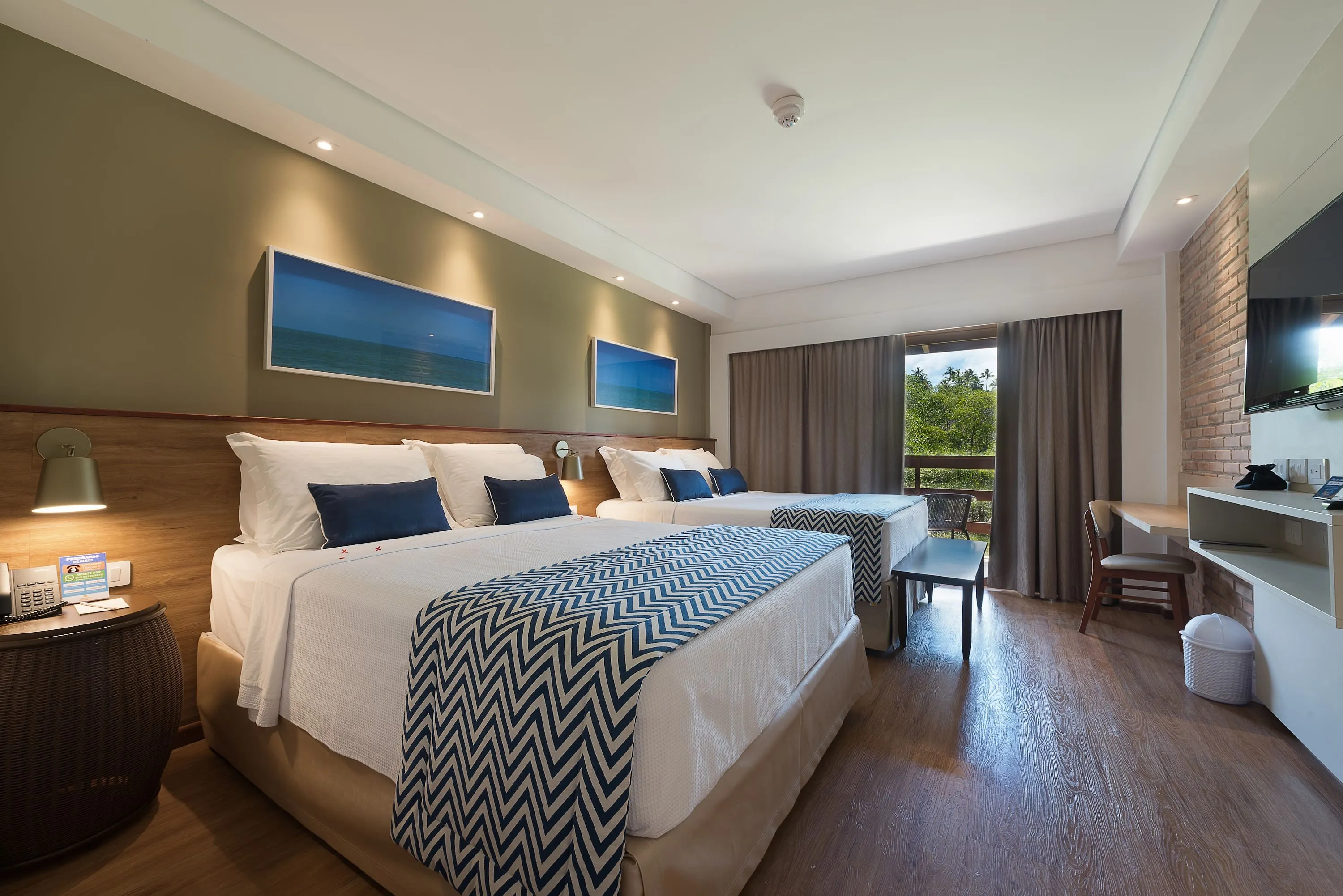 habitación Playa Jardin Apartamento Playa Jardin, alojamiento en el Resort Todo Incluido Salinas Maragogi, con dos camas queen, decoración acogedora y balcón con vista al jardín.