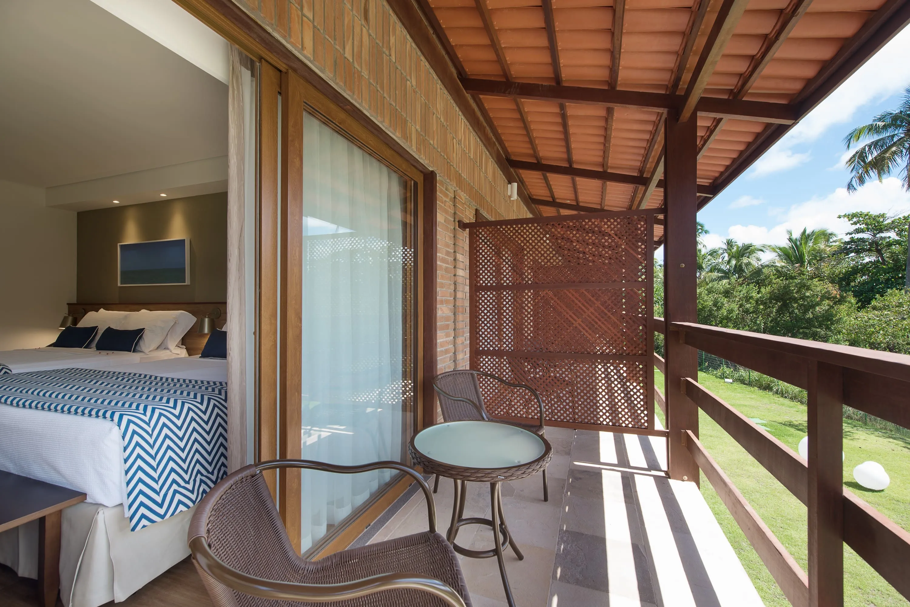 Balcón del alojamiento Playa Jardin Balcón del alojamiento Playa Jardín, con mesa, dos sillas y vista al jardín del Salinas Maragogi All Inclusive Resort.