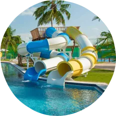 Toboáguas, palmeiras e dias que escorregam pra felicidade Vista de parque aquático com piscina em curva, toboáguas coloridos, espreguiçadeiras e palmeiras tropicais sob céu azul.