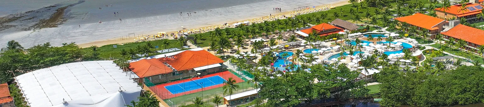 Resort Salinas Maragogi Vista aérea do resort Salinas Maragogi com piscinas, quadras esportivas e praia ao fundo