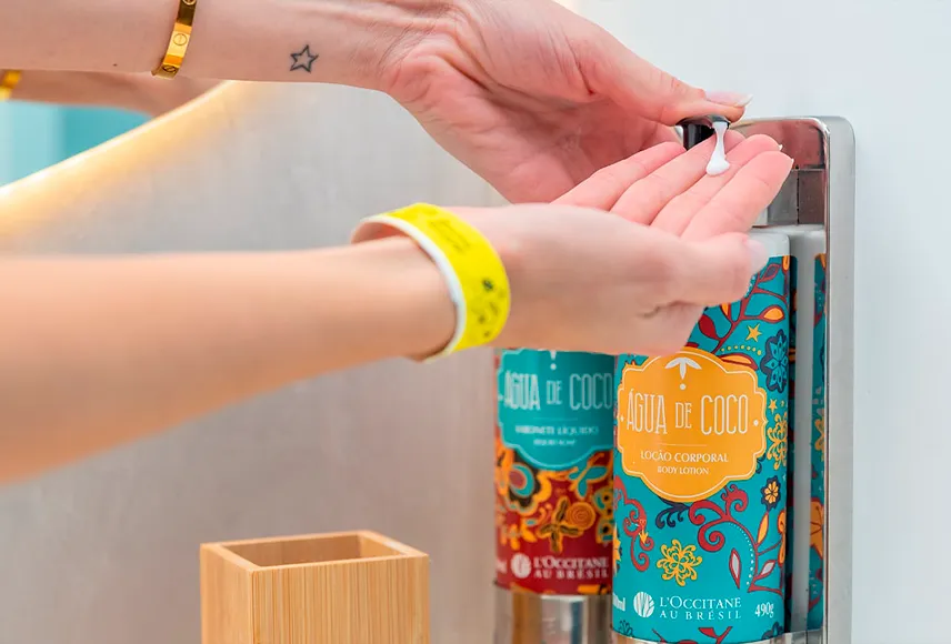 Acomodação Salinas Maragogi com amenities L’Occitane Dispenser de loção corporal L’Occitane au Brésil na acomodação Vitória-Régia do Salinas Maragogi