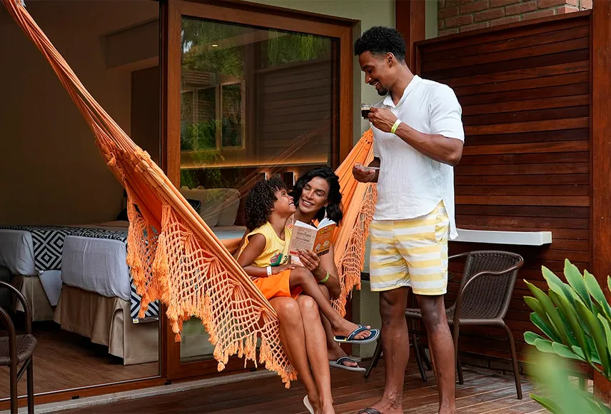 Acomodação Salinas Maragogi com varanda e rede privativa Família aproveitando a varanda com rede na acomodação Vitória-Régia no Salinas Maragogi