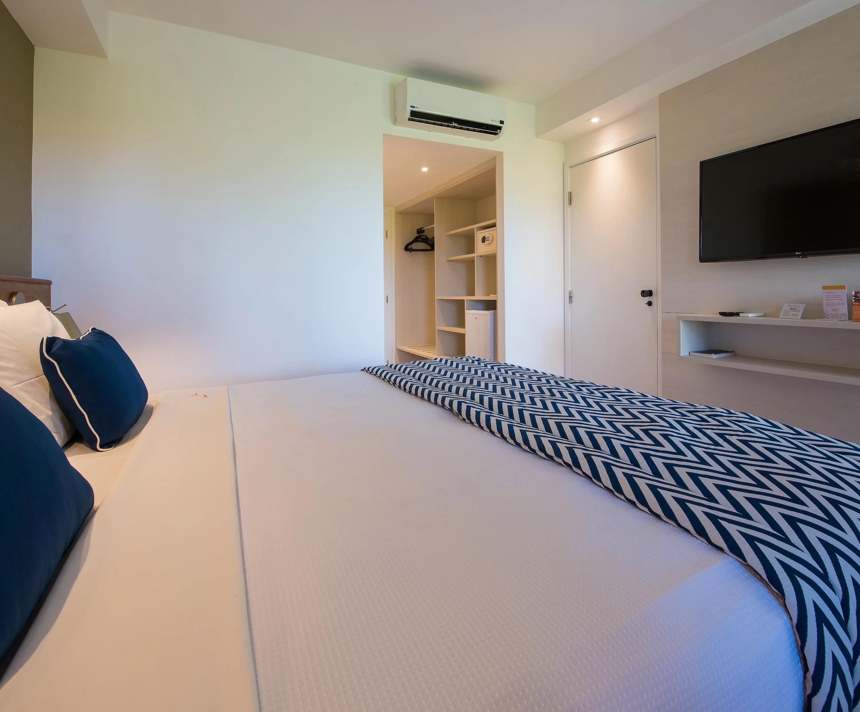 Alojamiento estándar Uma cama queen size no apartamento Standard, televisão, ar-condicionado e roupeiro.