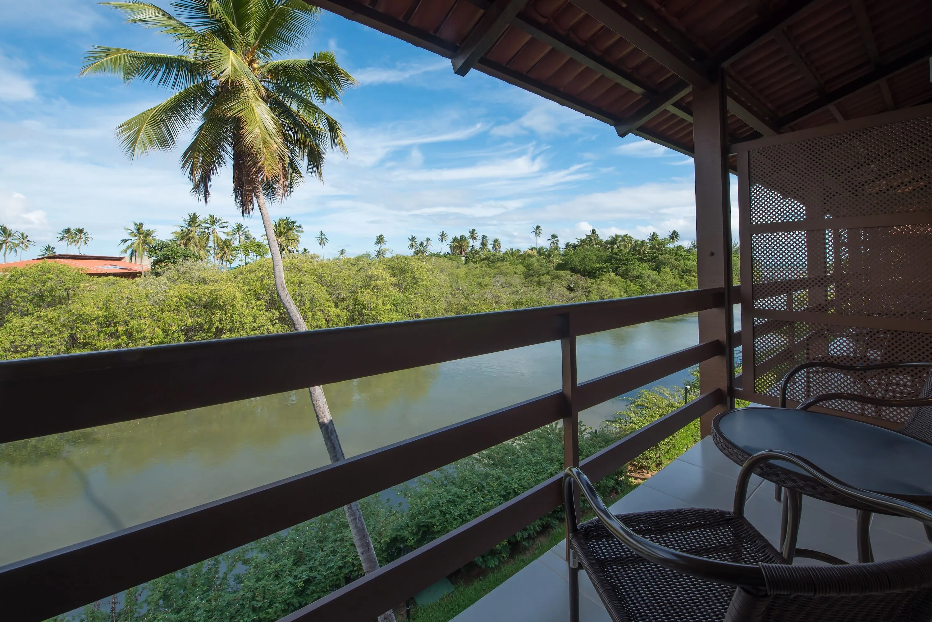 Balcón del alojamiento estándar Alojamiento estándar con vista al río Maragogi, que atraviesa el centro del Salinas Maragogi All Inclusive Resort.
