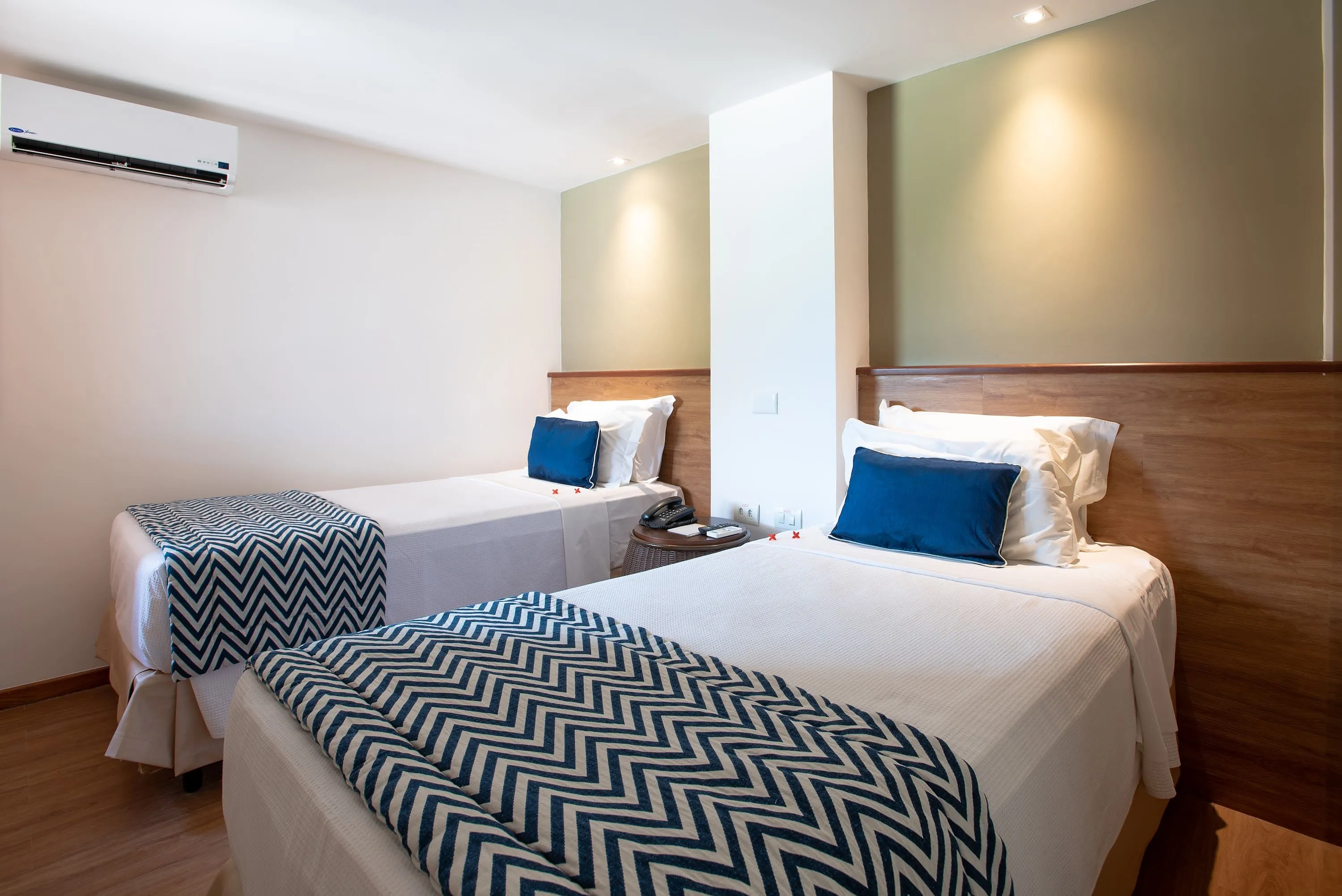 suite salinas maragogi Segunda parte de la Suite Familia, con dos camas individuales y decoración en madera.