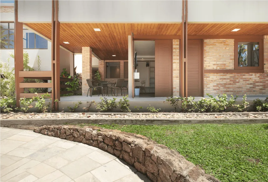 Alojamiento para toda la familia en Salinas Maragogi Una cama queen size y una cama individual en la Suite Familia, frente a una mesa y una silla, panel con TV por cable, armario, minibar, caja fuerte digital y baño.