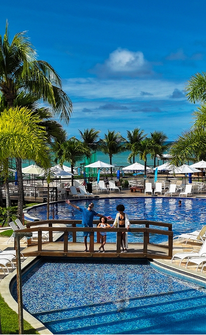 black friday salinas maceio Família feliz se diverte tomando banho de piscina, na piscina infantil do Salinas Maceió All Inclusive Resort.