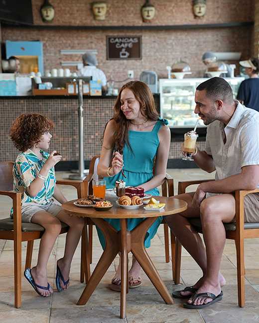 Família desfrutando de petiscos e bebidas no Espaço Canas, ponto de consumo do Salinas Maceió.