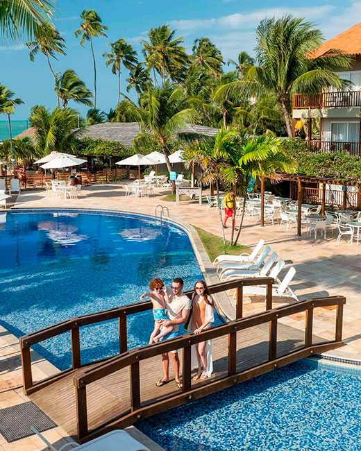 Família na ponte sobre a piscina do Salinas Maceió.