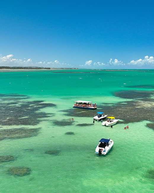 Passeio de barco nas piscinas naturais da praia de Paripueira.