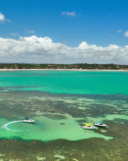 Barcos realizam passeio às piscinas naturais da praia de Paripueira, em Alagoas.