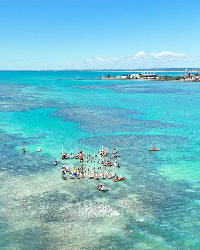 vista aerea piscinas naturais de pajuçara Vista aérea das piscinas naturais de Pajuçara, em Maceió. Com grandes formações de recifes de corais, cobertos com água azul turquesa, local de forte turismo, com presença de muitos barcos de passeio.