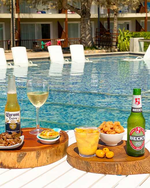 Café da manhã com tapioca, suco e pães no resort.