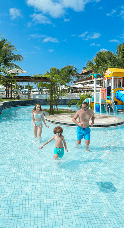 Família aproveitando banho de mar nas piscinas naturais de Pajuçara, praia de Maceió Black Friday Salinas Maceió