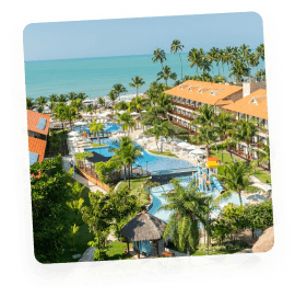 Vista aérea do Salinas Maceió, mostrando a estrutura do resort com piscinas, jardins e vista para o mar.