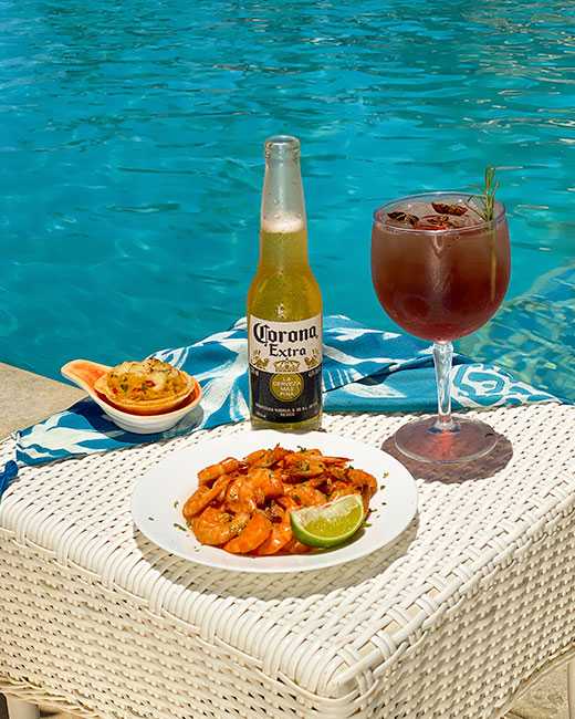 Petiscos e bebidas ao lado da piscina no Salinas Maceió.