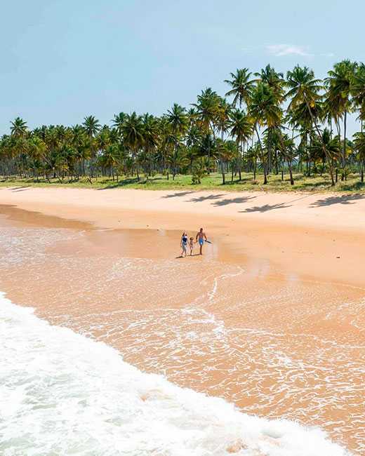 Família caminhando na praia do Salinas Maceió.