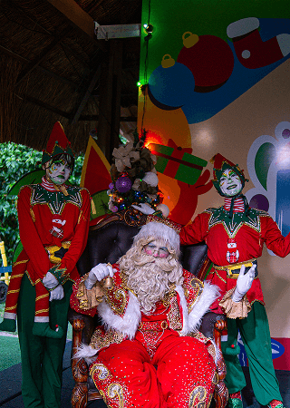 natal no salinas maceió Papei noel e dois duendes felizes durante entrega de presentes no natal no Salinas Maceió.