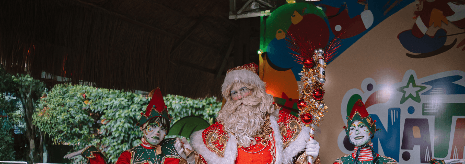 natal no salinas maceió Papei noel e dois duendes felizes durante entrega de presentes no natal no Salinas Maceió.