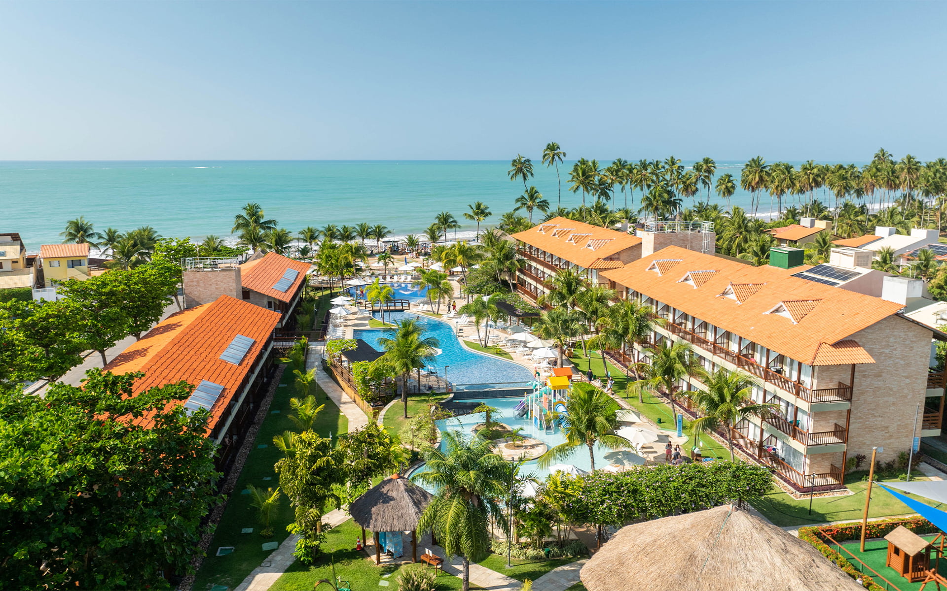 Salinas Maceió resort All Inclusive pra férias Vista aérea do Salinas Maceió Resort All Inclusive com piscinas, coqueiros e estrutura completa.