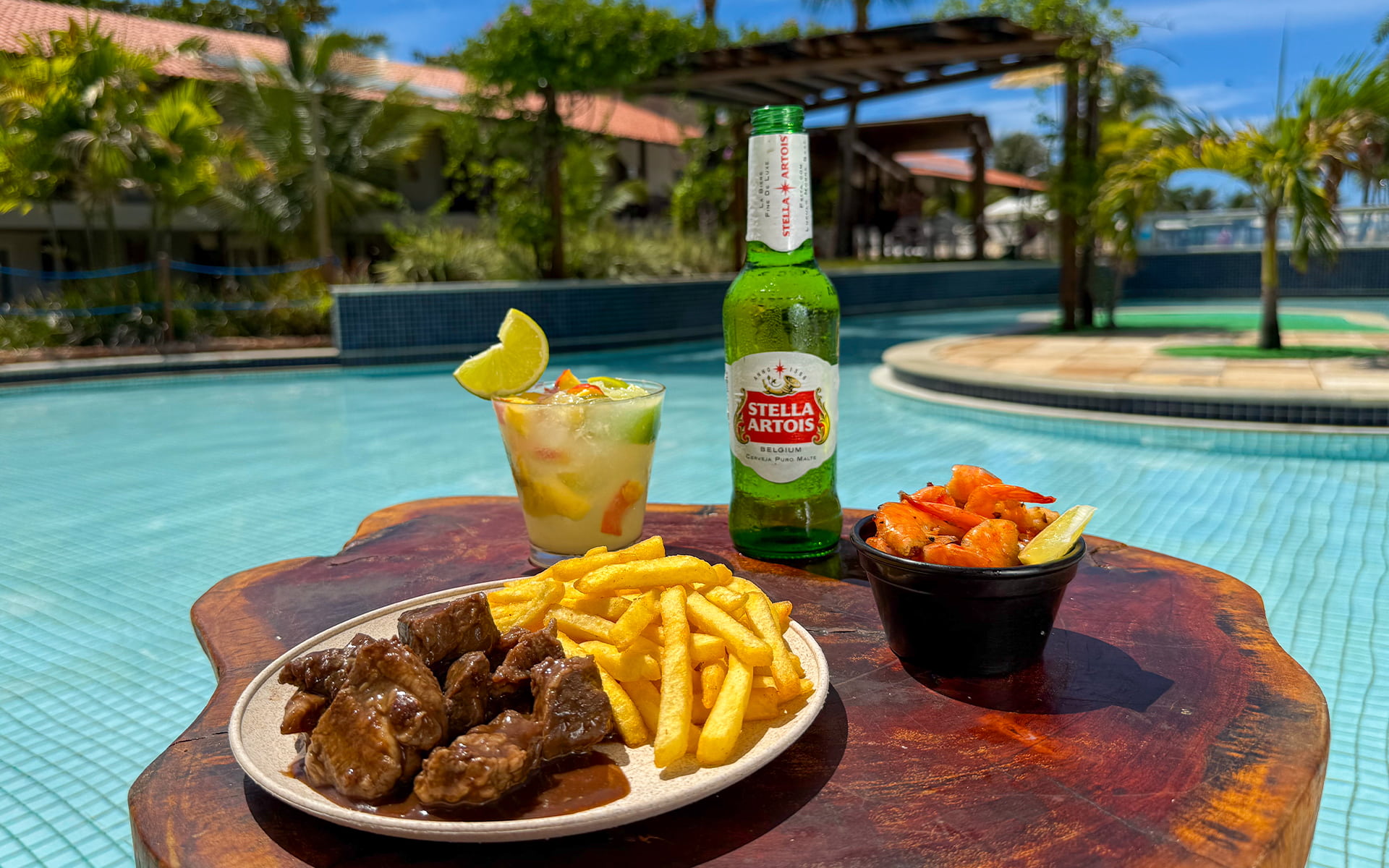 Gastronomia All Inclusive no Salinas Maceió Prato com batata frita e carne, camarão, drink, cerveja Stella Artois servido à beira da piscina no Salinas Maceió.