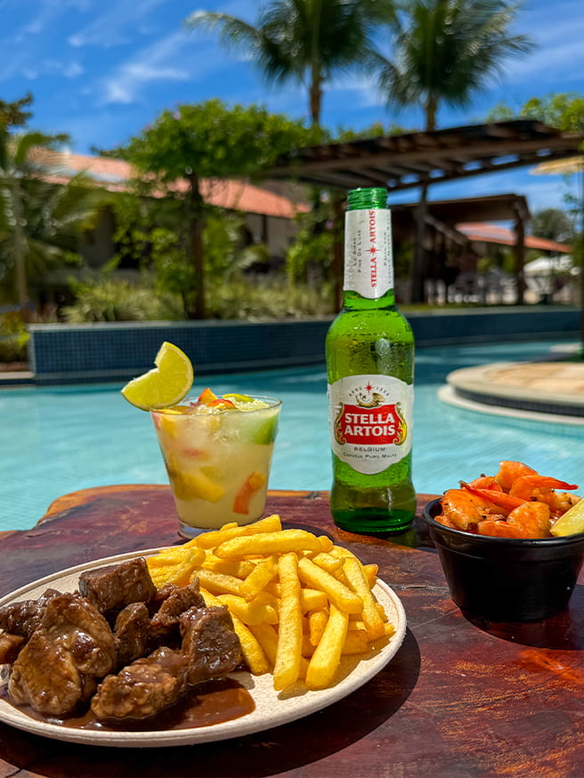 Gastronomia All Inclusive no Salinas Maceió Prato com batata frita e carne, camarão, drink, cerveja Stella Artois servido à beira da piscina no Salinas Maceió.
